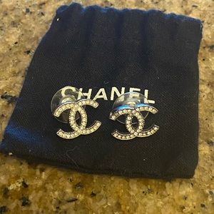 Chanel Earrings - Metal & Strass
Silver & Crystal